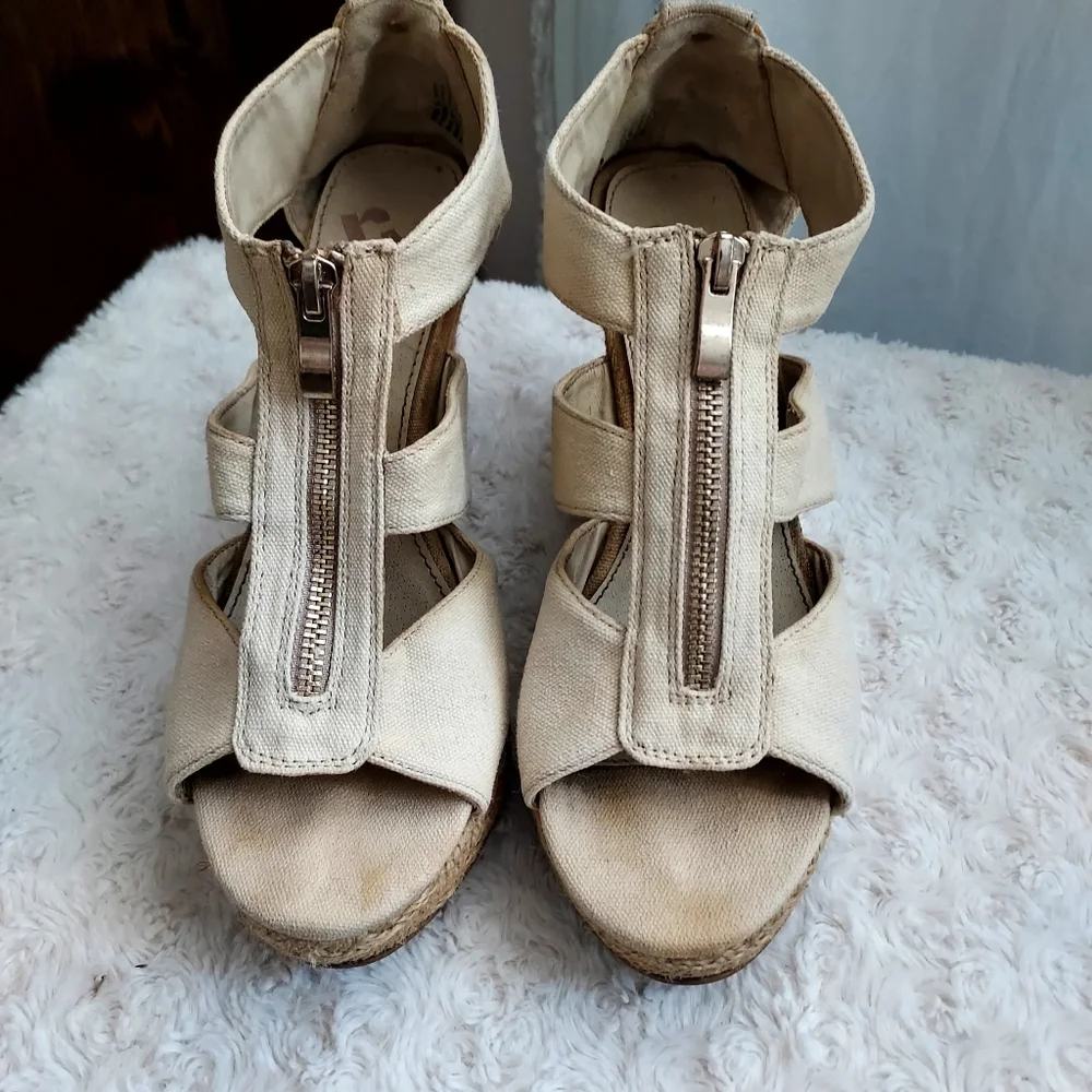 Report Zippy Neutral beige canvas espadrille wedge heel sandals size 9 Summer